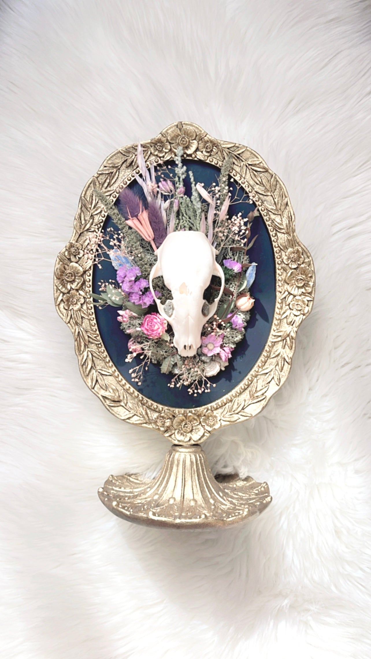Aurora Oddities Floral Frame Stand <Raccoon Skull>