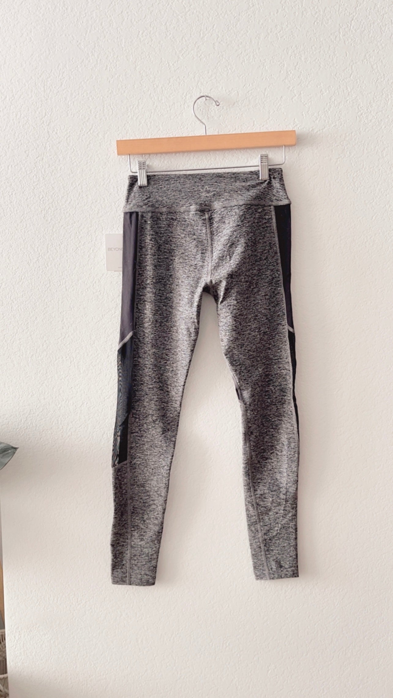 NWT Beyond Yoga Spaced Mesh Panel Leggings (MEDIUM)