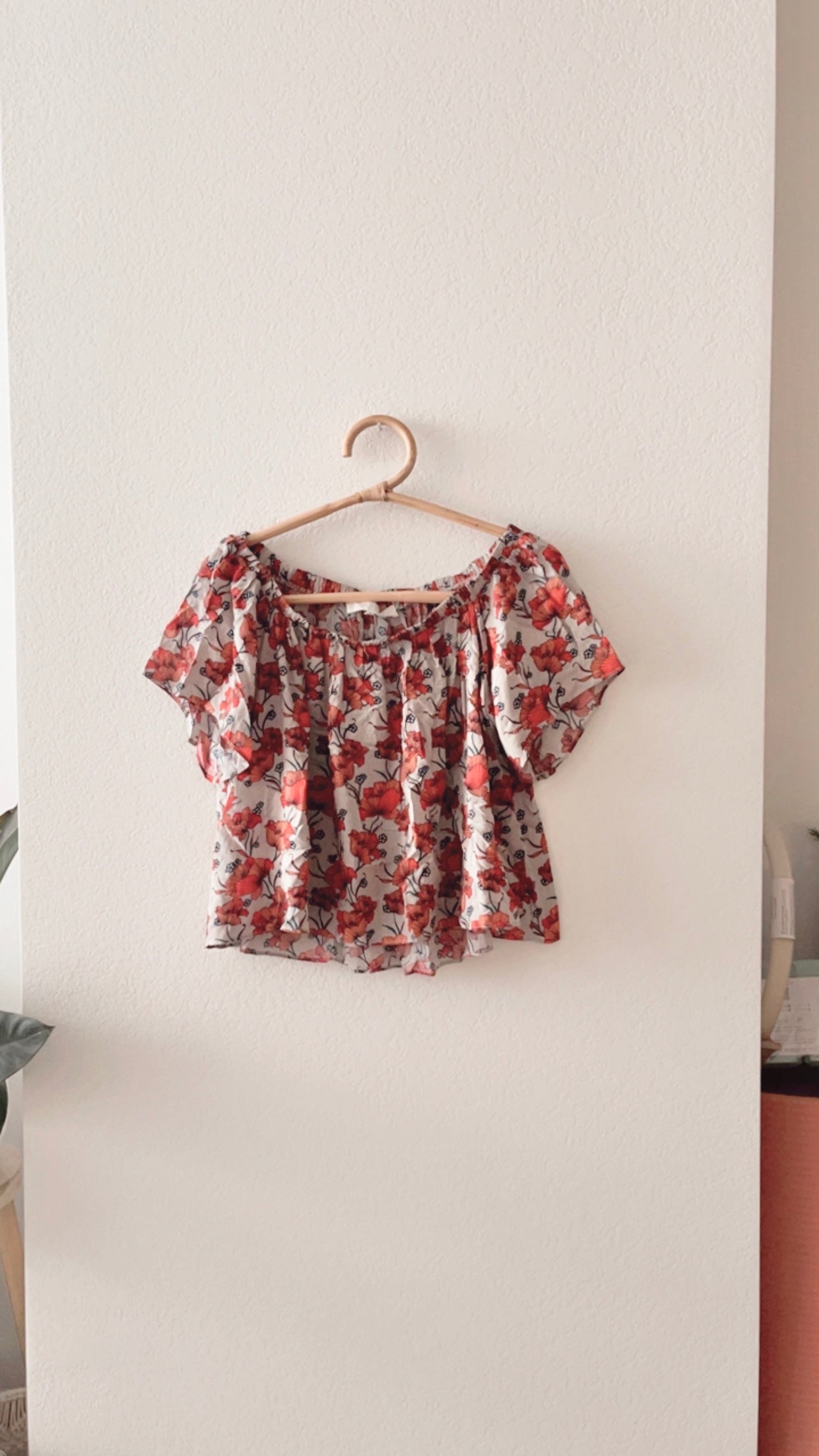 EUC ASTR the Label Floral Top (MEDIUM)