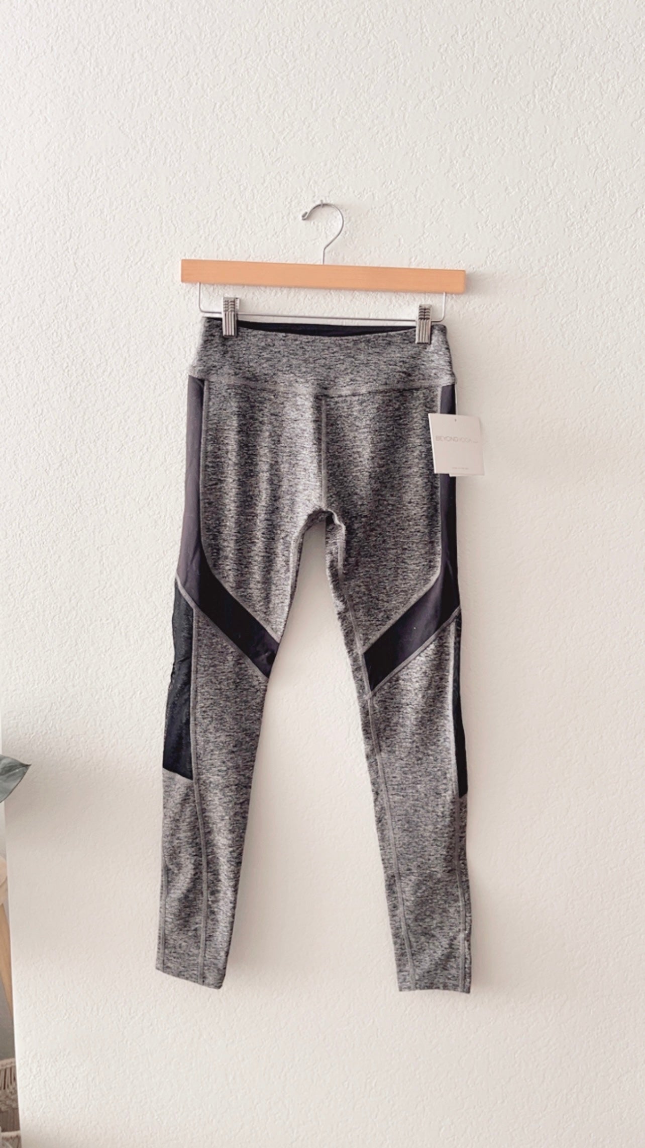 NWT Beyond Yoga Spaced Mesh Panel Leggings (MEDIUM)