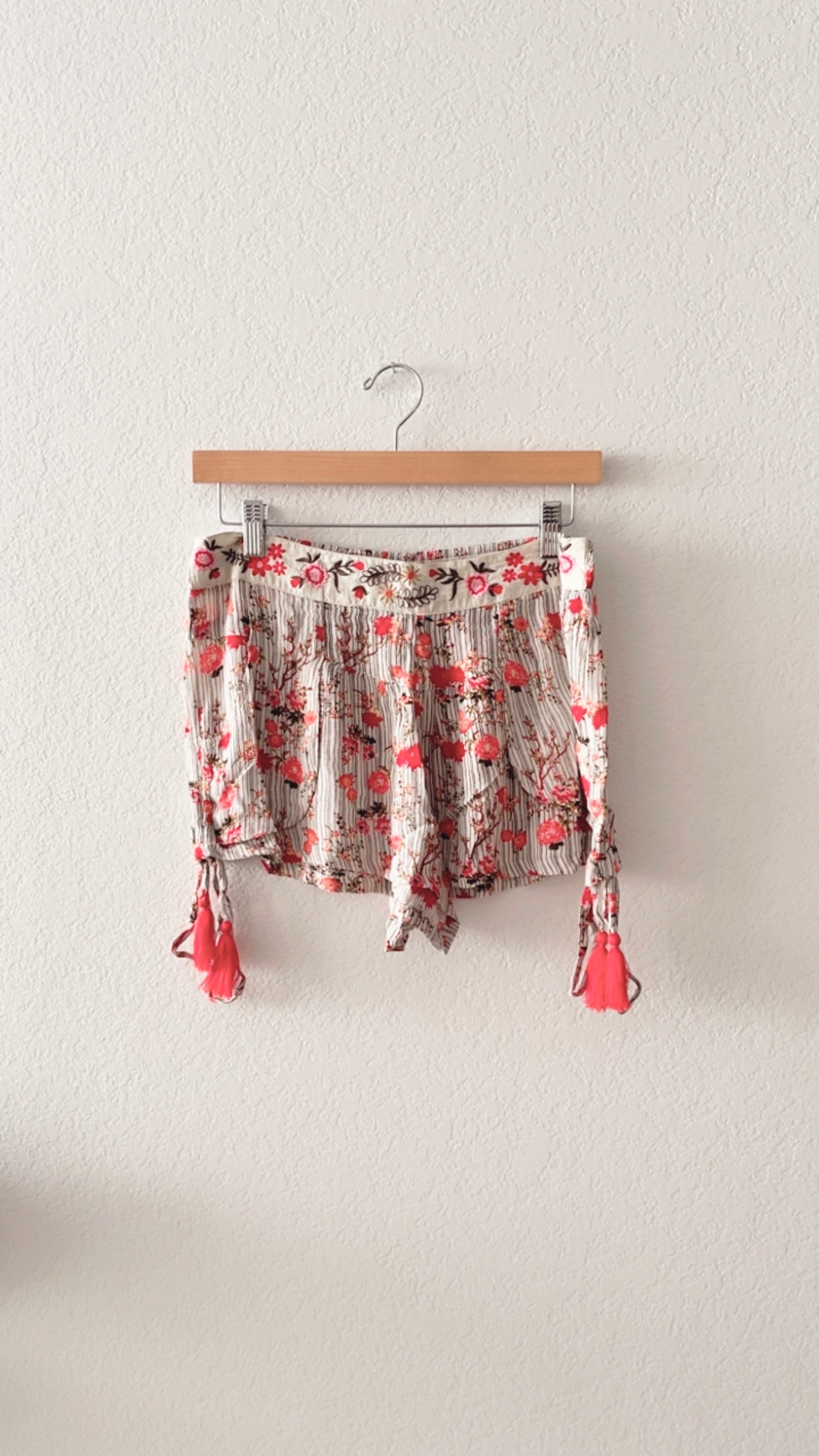 NWOT Raga Embroidered Floral Shorts (SMALL)