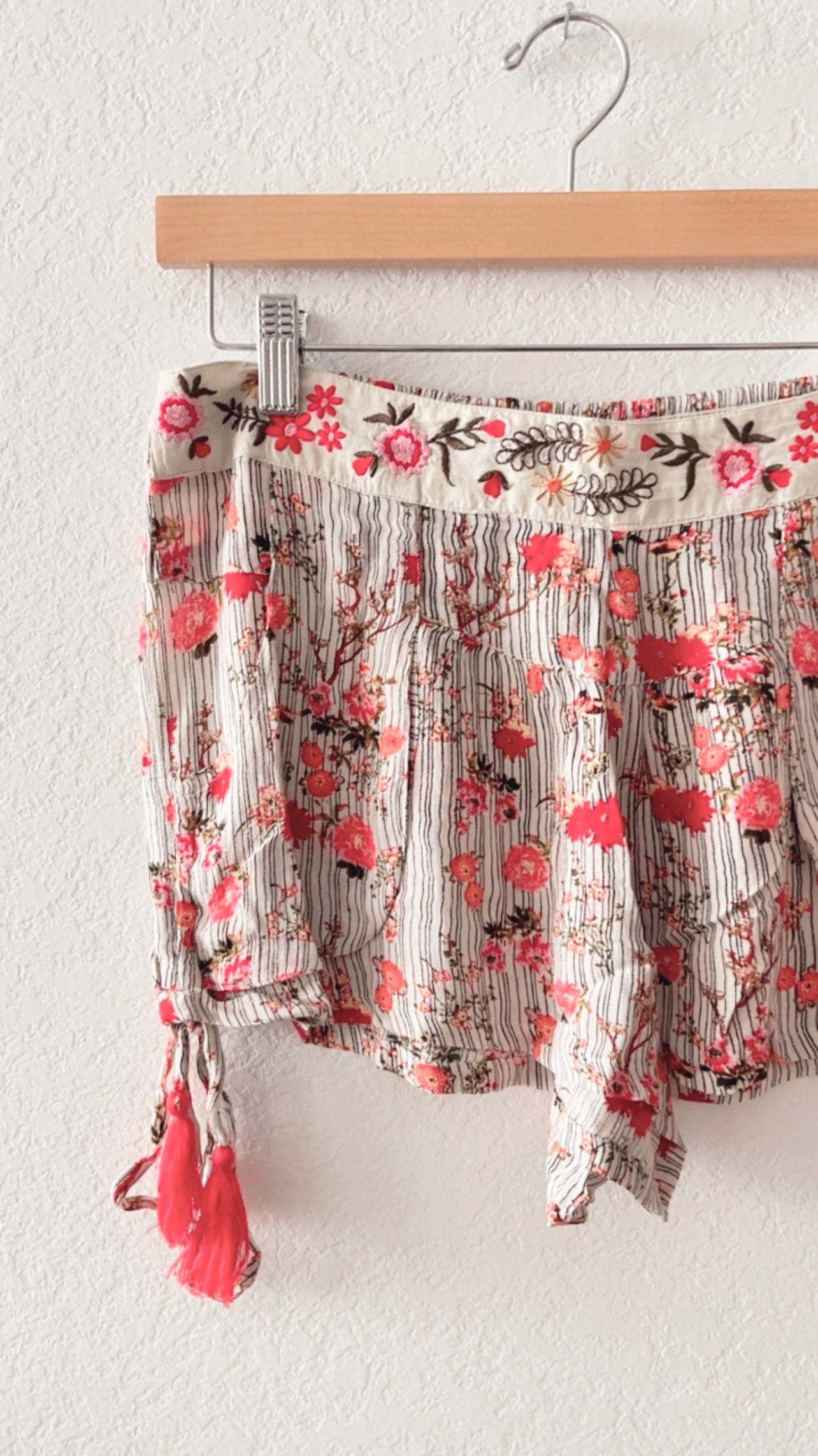 NWOT Raga Embroidered Floral Shorts (SMALL)
