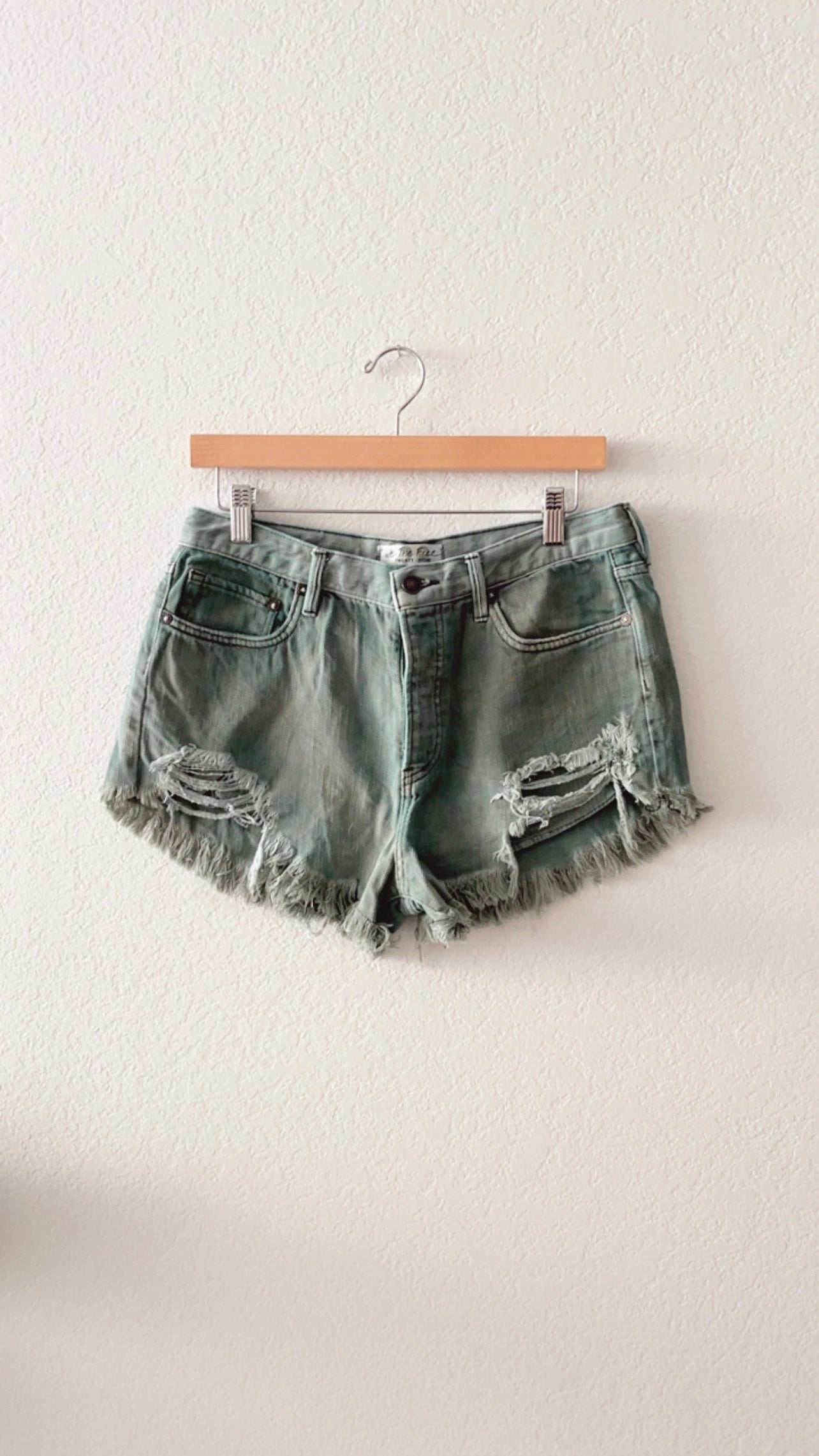 EUC We the Free Loving Good Vibrations Shorts (SIZE 28)